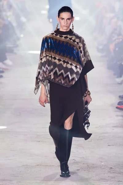 Look 10